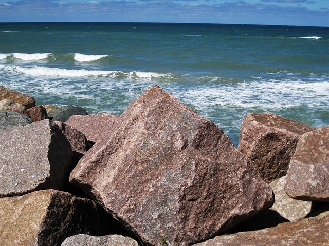 Sådan beskytter du din grund mod vand fra havet